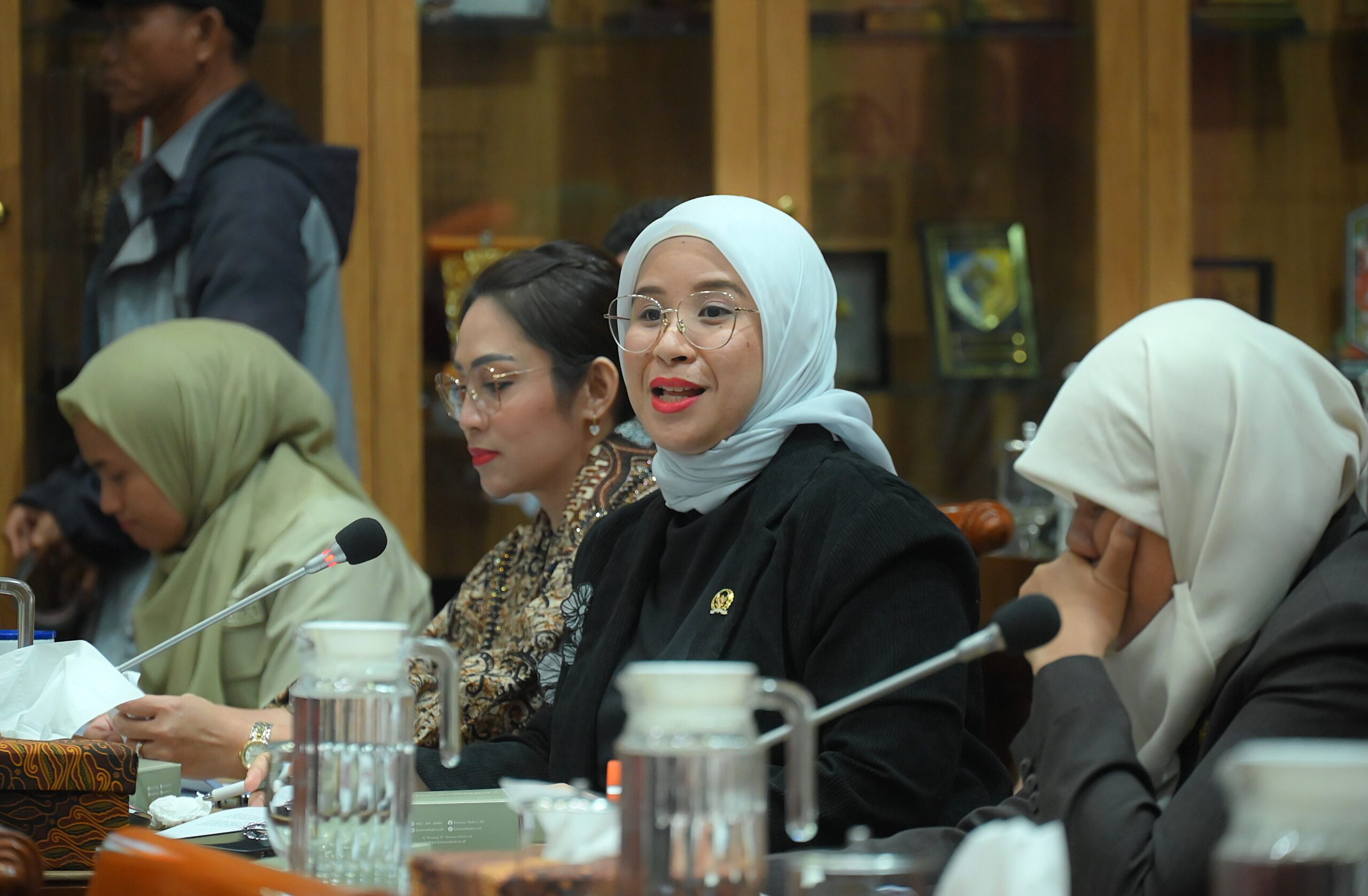 Anggota Komisi X DPR RI Ratih Megasari Singkarru dalam Rapat Kerja Komisi X dengan Menpora Erick Thohir di Gedung Nusantara I, DPR RI, Senayan, Jakarta, Senin (29/9/2025). Foto : Tari/Andri.