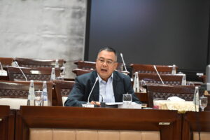 Anggota Komisi XI DPR RI Harris Turino saat mengikuti Rapat Panja RUU P2SK bersama ADK OJK Bidang Pengawasan Perasuransian, Penjaminan, dan Dana Pensiun di Ruang Rapat Komisi XI, Selasa (23/9/2025). Foto: Mario/vel.