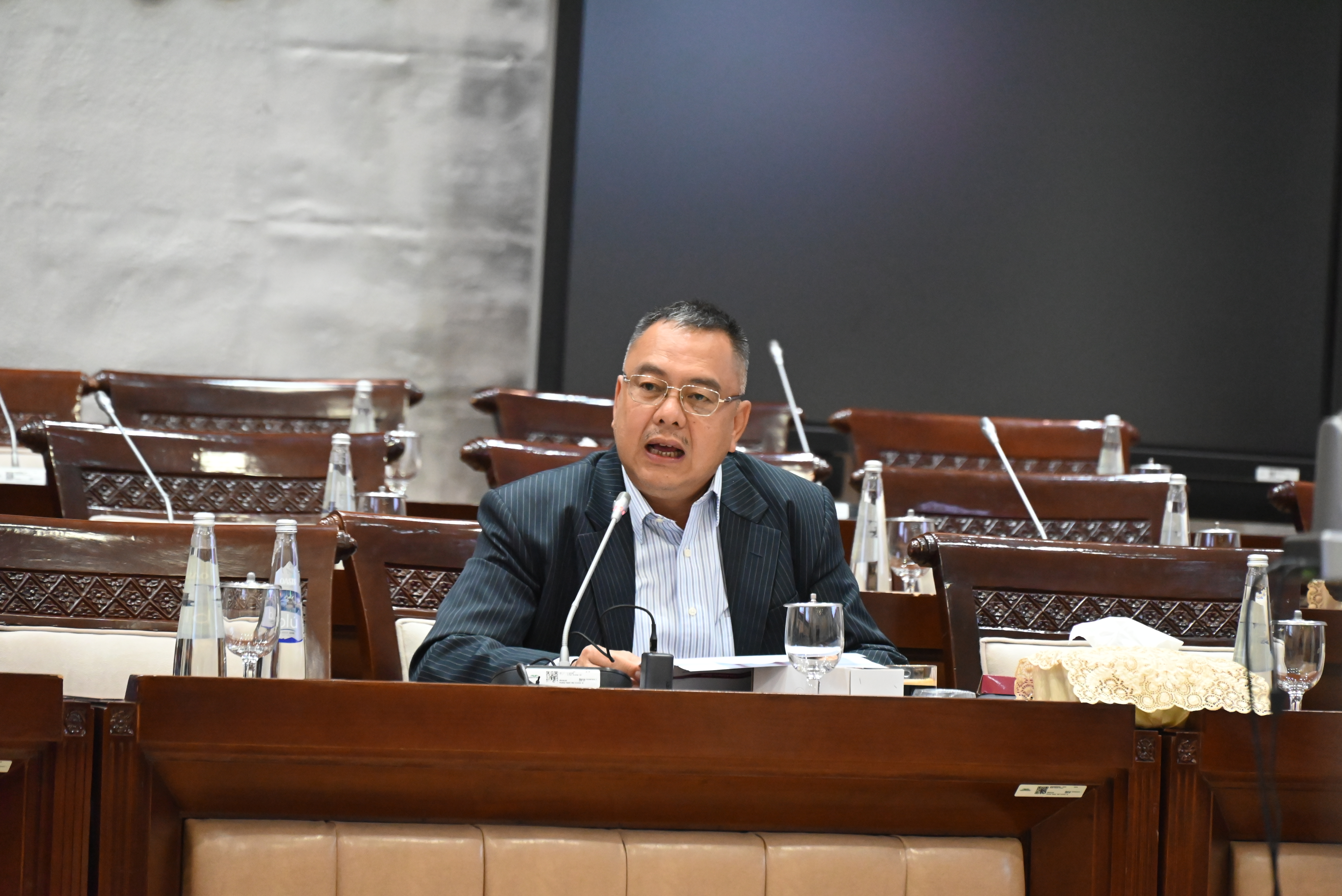 Anggota Komisi XI DPR RI Harris Turino saat mengikuti Rapat Panja RUU P2SK bersama ADK OJK Bidang Pengawasan Perasuransian, Penjaminan, dan Dana Pensiun di Ruang Rapat Komisi XI, Selasa (23/9/2025). Foto: Mario/vel.