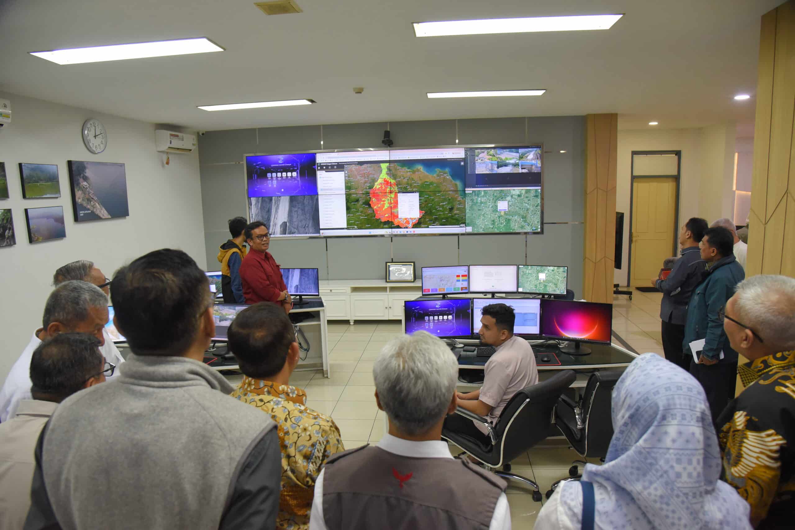 Ketua Badan Aspirasi Masyarakat (BAM) DPR RI, Ahmad Heryawan, saat kunjungan kerja BAM DPR RI dalam rangka serap aspirasi tata kelola hulu Daerah Aliran Sungai (DAS) Citarum di Provinsi Jawa Barat. Foto: Singgih/vel.