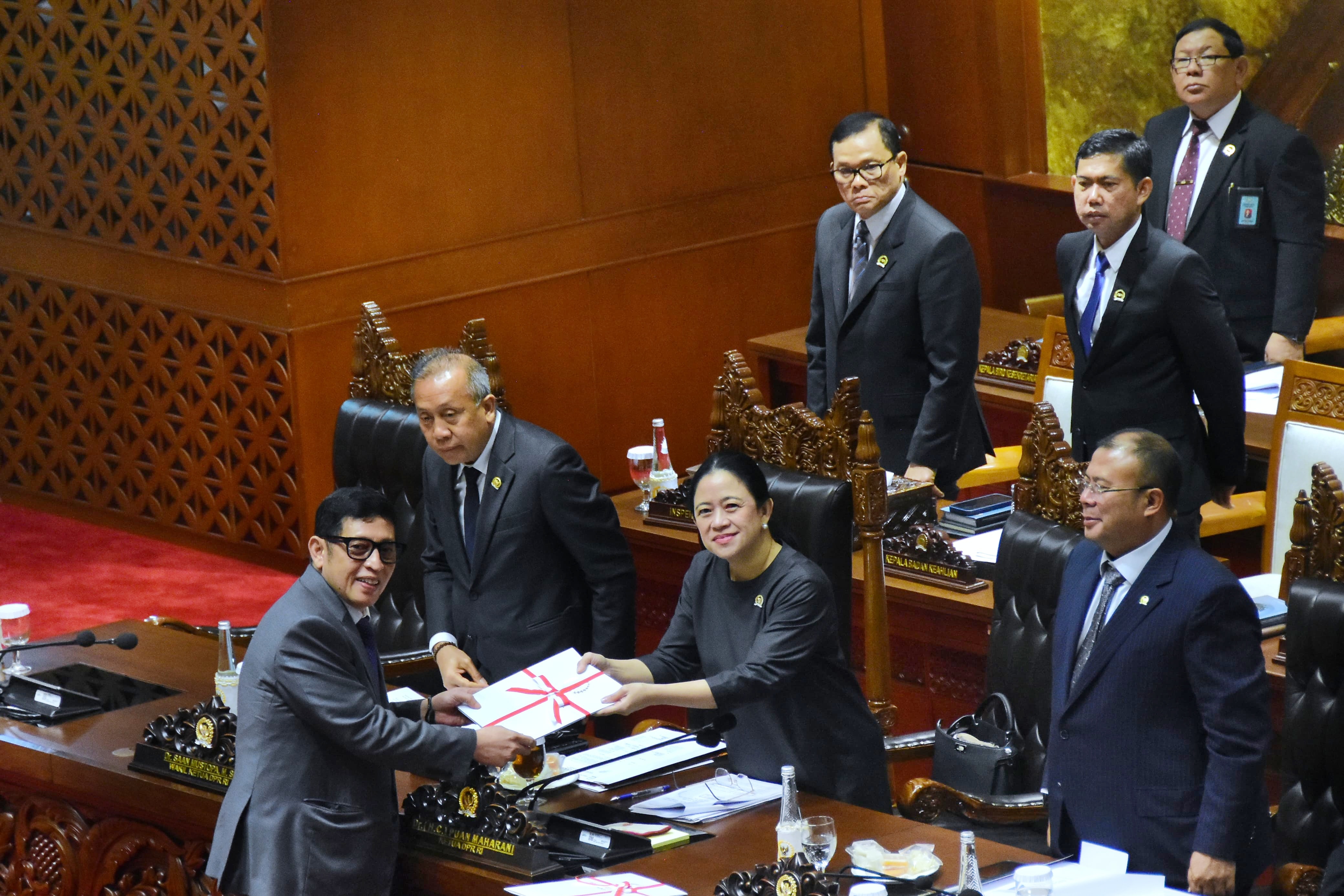 Penyerahan dokumen Laporan Hasil Pembahasan tingkat 1 Baleg DPR RI mengenai Prolegnas kepada Pimpinan DPR RI. Foto: Runi/vel.