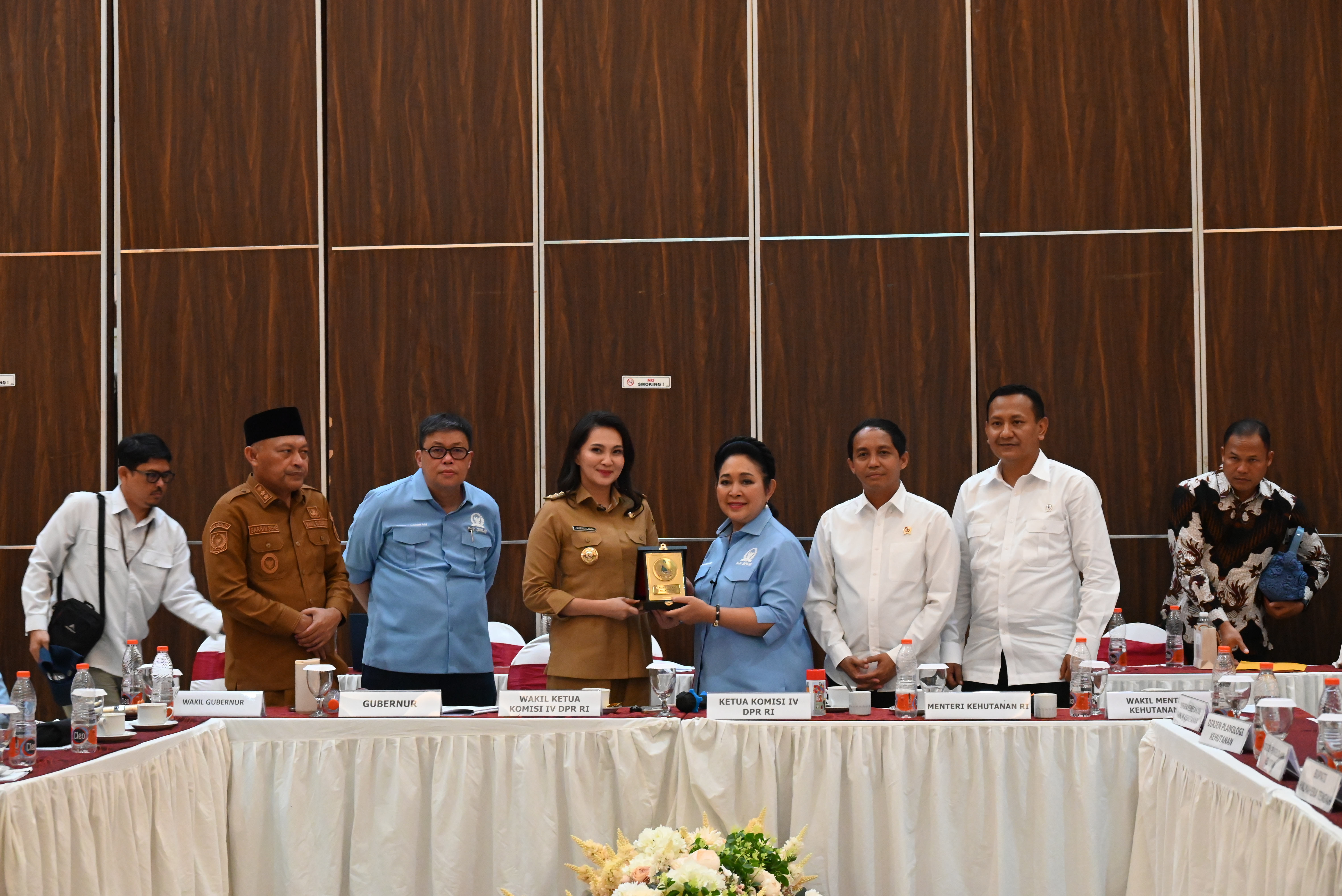 Ketua Komisi IV, Siti Hediati Hariyadi saat bertukar cinderamata usai pertemuan dengan Gubernur Maluku Utara Sherly Tjoanda Laos, di Ternate, Maluku Utara, Selasa (23/9/2025). Foto: Balggys/vel.