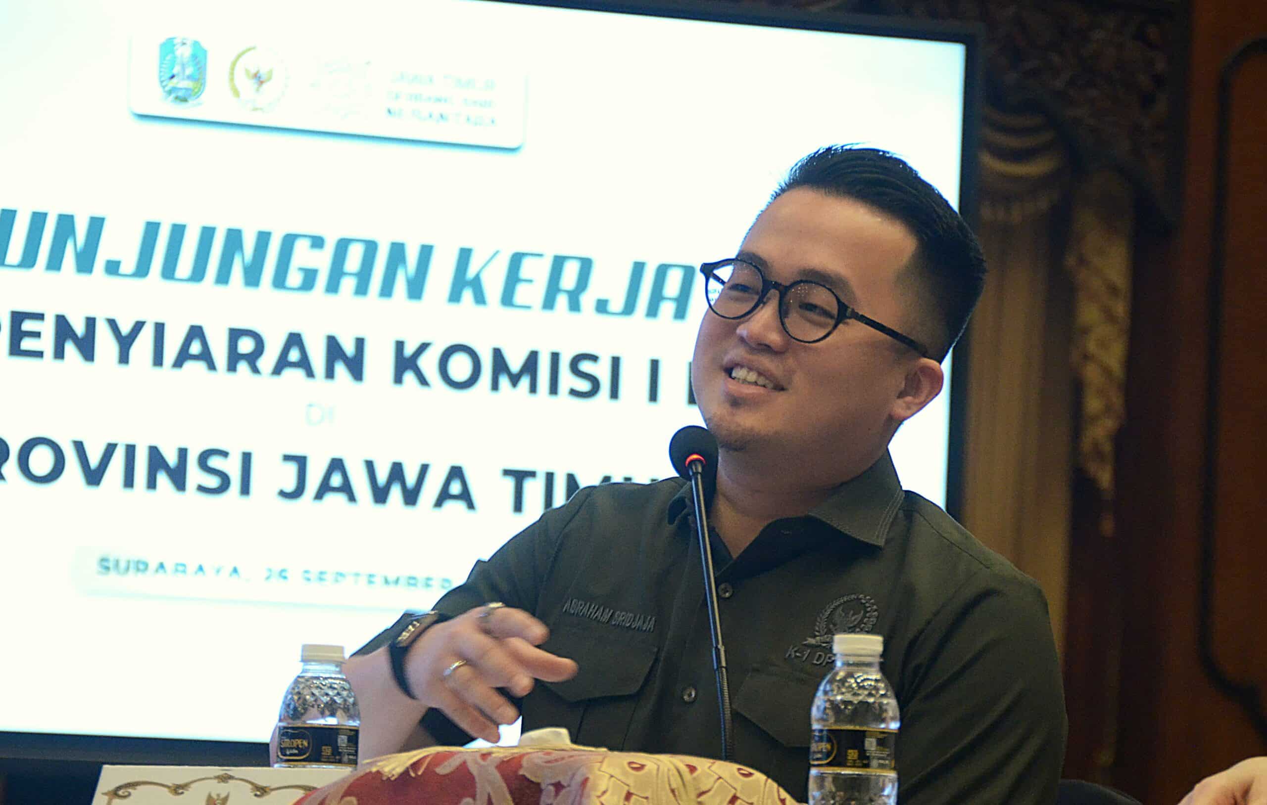 Anggota Komisi I DPR RI Abraham Sridjaja dalam pembahasan Rancangan Undang-Undang (RUU) Penyiaran bersama berbagai pemangku kepentingan di Surabaya, Jawa Timur, Jumat (26/9/2025). Foto : Est/Andri.