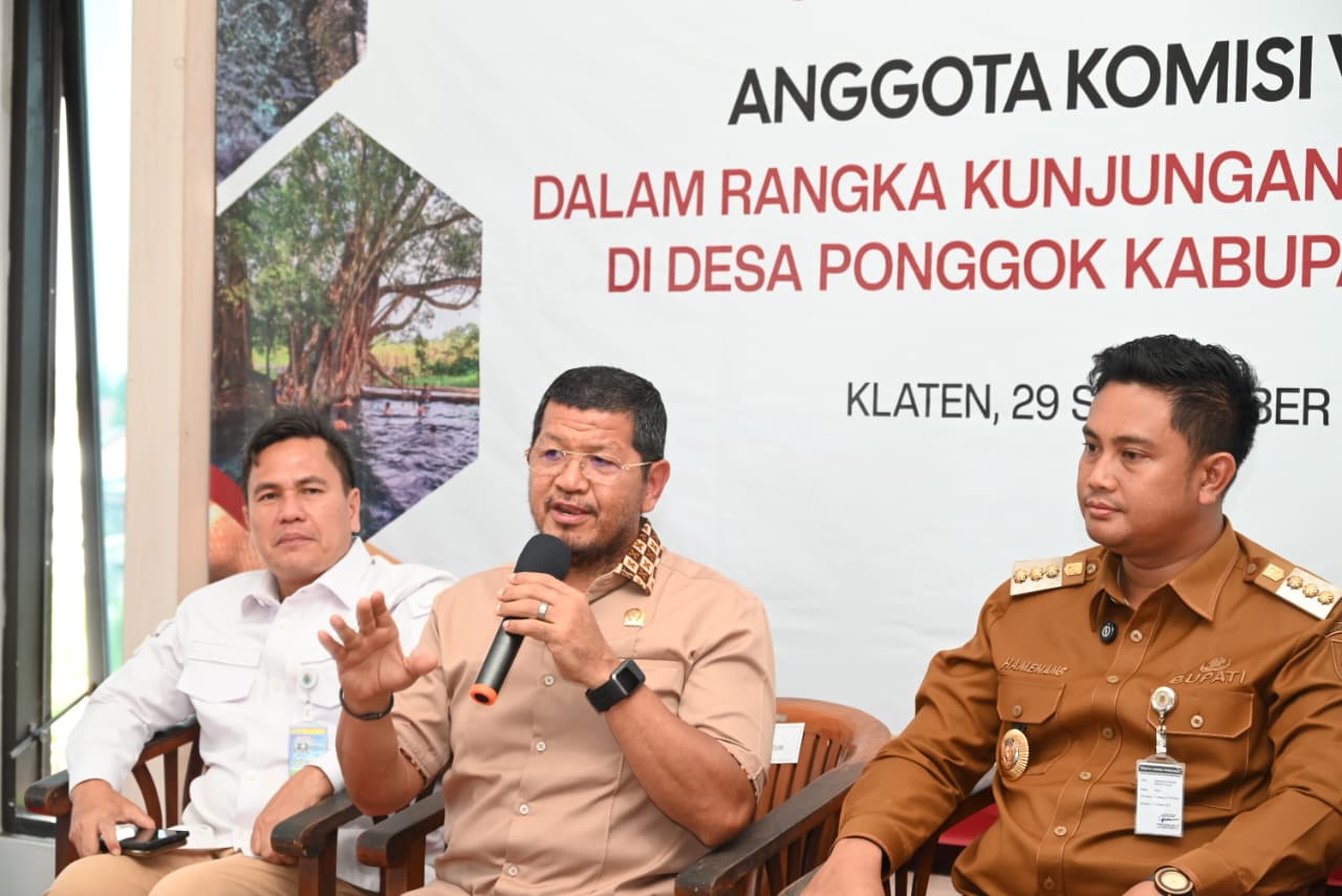 Wakil Ketua Komisi V DPR RI, Roberth Rouw, saat berdiskusi dengan warga, aparat desa, dan pengurus BUMDes dalam kunjungan kerja spesifik ke Klaten. Foto: Eko/vel.