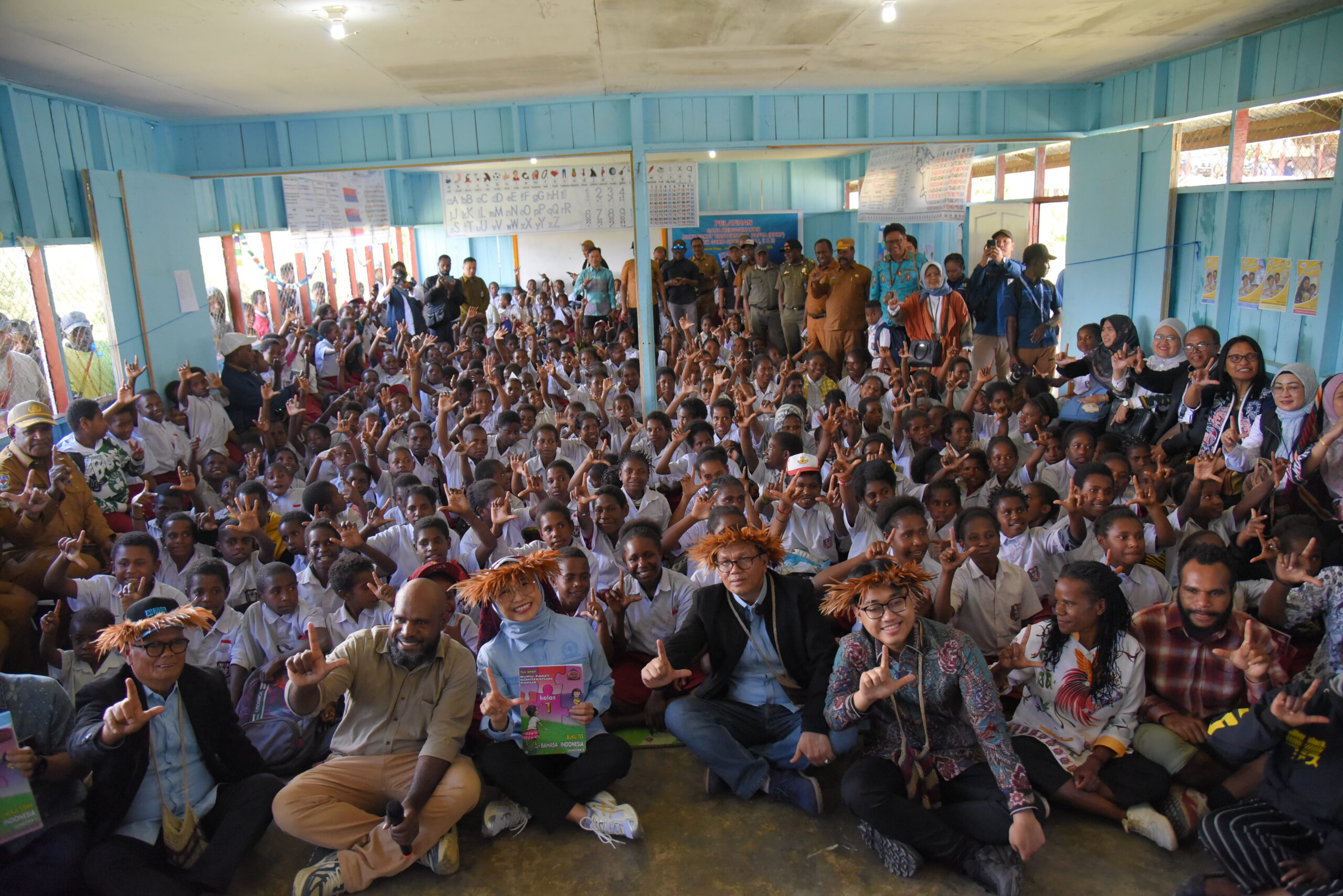 Ketua Komisi X DPR RI Hetifah Sjaifudian berfoto bersama para siswa dan guru di Wamena, Papua Pegunungan, Senin (5/10/2025). Foto: Aaron/vel.