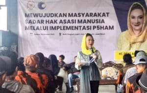 Wakil Ketua Komisi XIII DPR RI, Dewi Asmara saat menjadi pembicara dalam kegiatan Sosialisasi Program Penghormatan, Perlindungan, Pemenuhan, Penegakan, dan Pemajuan HAM (P5HAM) di Jalan Lingkar Selatan, Kota Sukabumi, Rabu (15/10/2025). Foto : Ist/Andri.