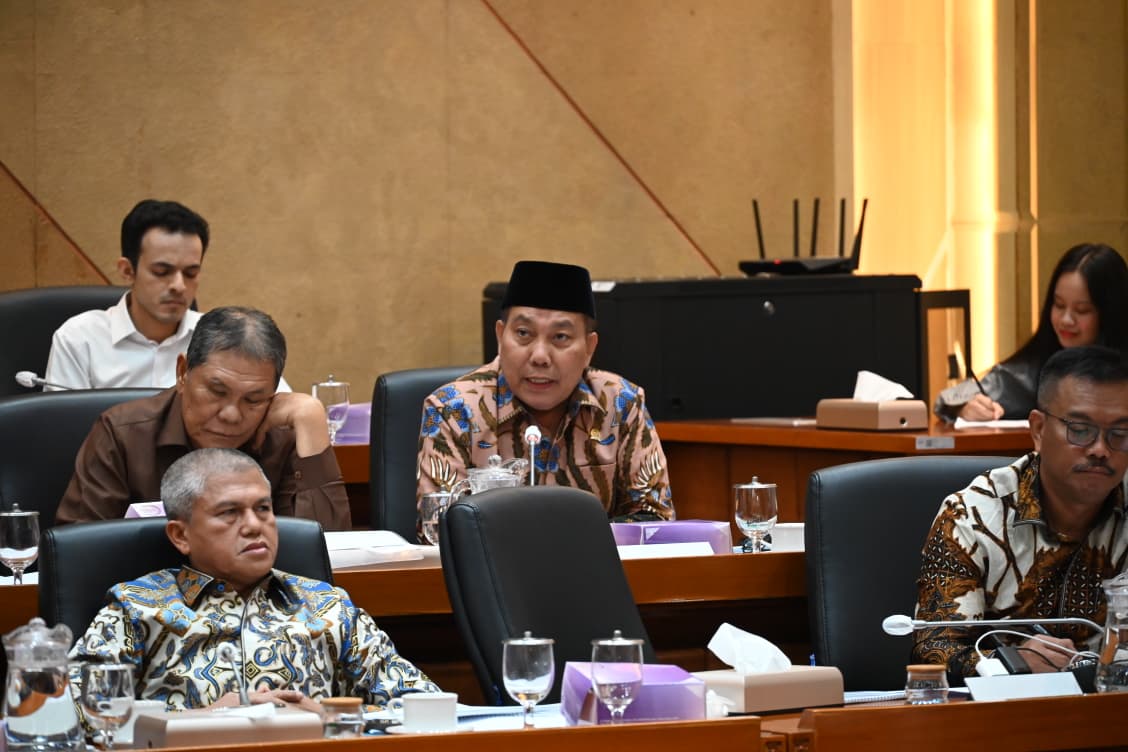 Anggota Komisi IX DPR RI Muazzim Akbar saat rapat kerja Komisi IX terkait penanganan kasus Program MBG di Gedung Nusantara II. Foto: Mares/vel