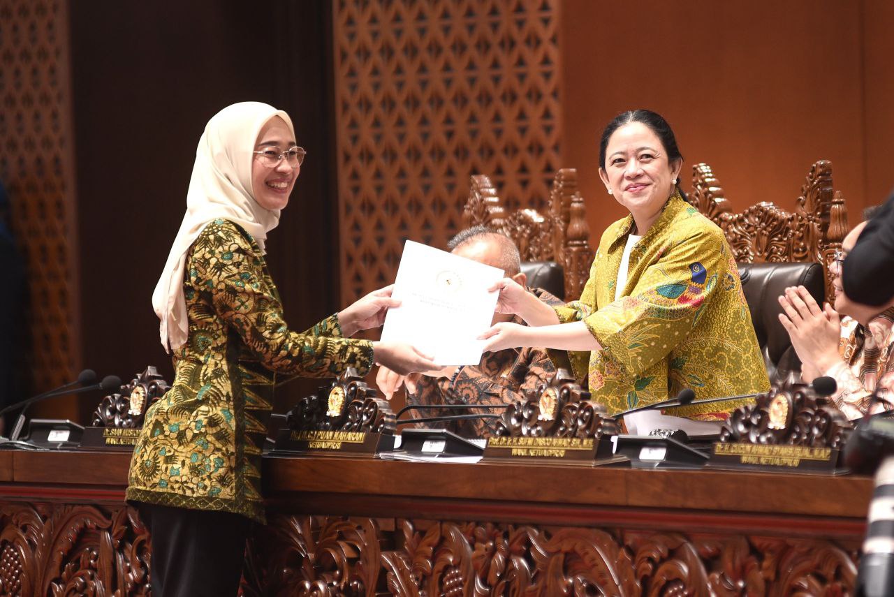 Ketua DPR RI Dr. (H.C) Puan Maharani saat menerima laporan terkait RUU BUMN dari Ketua Komisi VI DPR RI Anggia Erma Rini saat Rapat Paripurna. Foto: Geraldi/vel