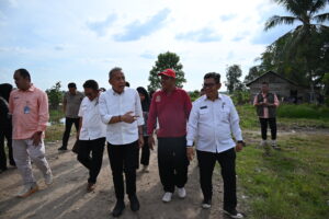 Wakil Ketua DPR RI Saan Mustopa dalam peninjauan lapangan gabungan DPR ke Kabupaten Banyuasin, Sumatera Selatan, Rabu (15/10/2025). Foto: Saum/vel.