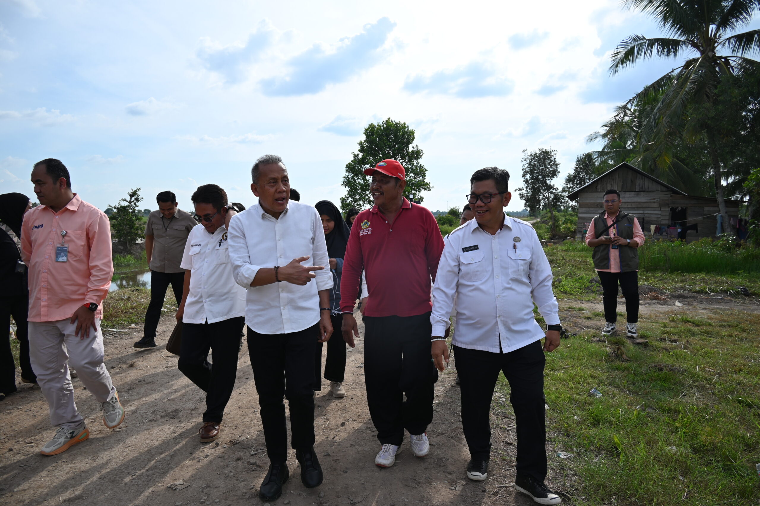 Wakil Ketua DPR RI Saan Mustopa dalam peninjauan lapangan gabungan DPR ke Kabupaten Banyuasin, Sumatera Selatan, Rabu (15/10/2025). Foto: Saum/vel.