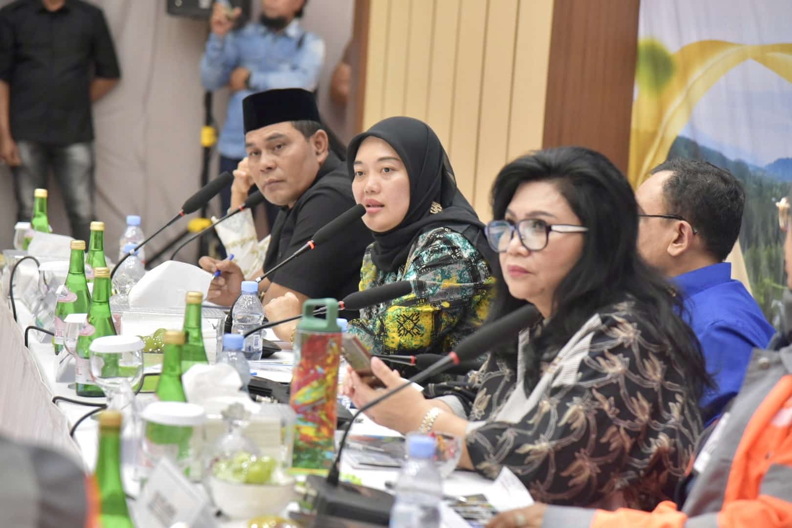 Wakil Ketua Komisi VII DPR RI Chusnunia Chalim dalam pertemuan dengan manajemen PT SBA dalam rangka kunjungan kerja reses Komisi VII DPR RI di Kabupaten Aceh Besar, provinsi Aceh, Jumat (24/10/2025). Foto: Tra/vel.