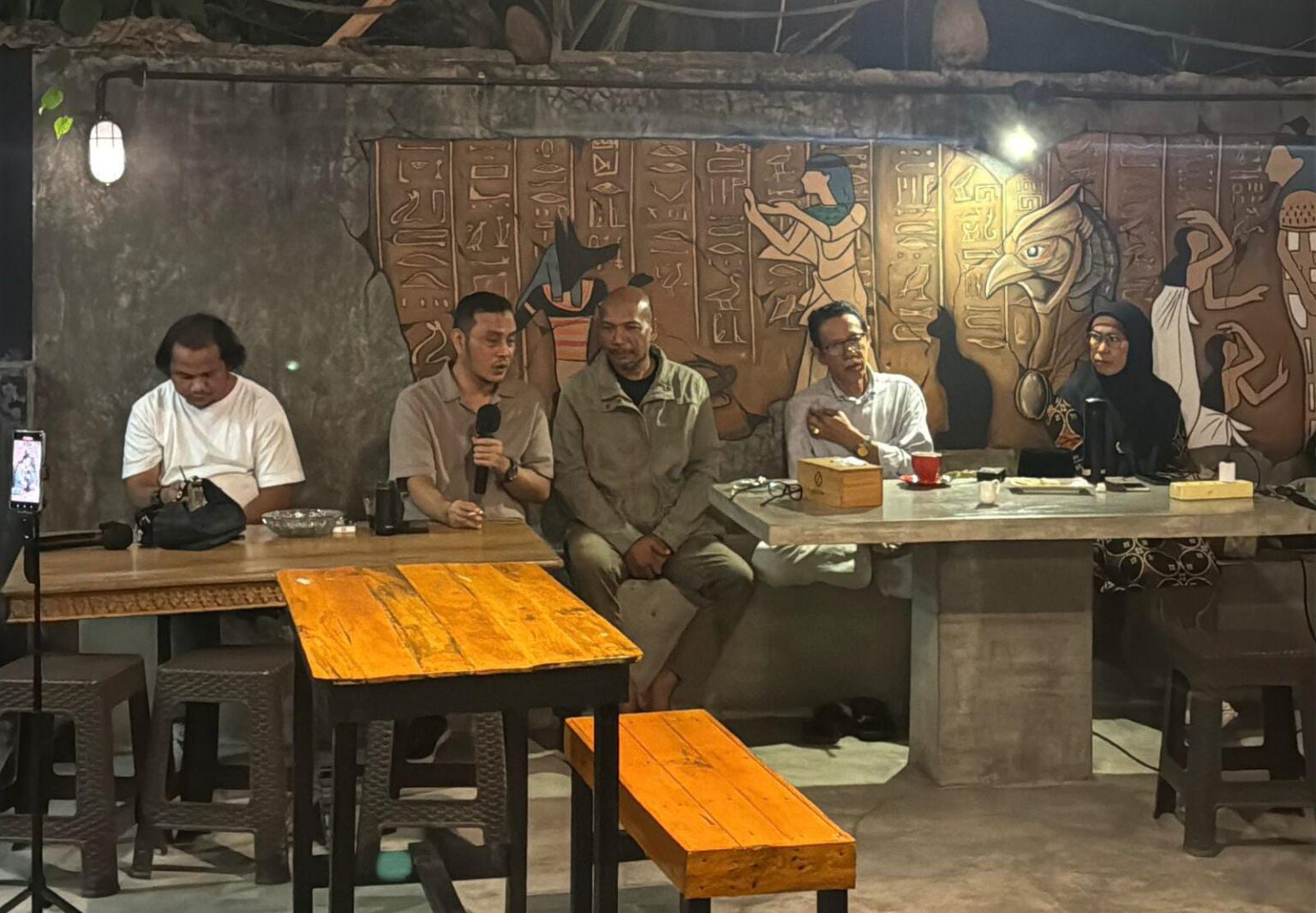 Ketua Komisi XIII DPR RI, Willy Aditya saat berdiskusi serap aspirasi di Kafe literasi Steva di Kota Padang, Sumatera Barat. Foto: Ist.