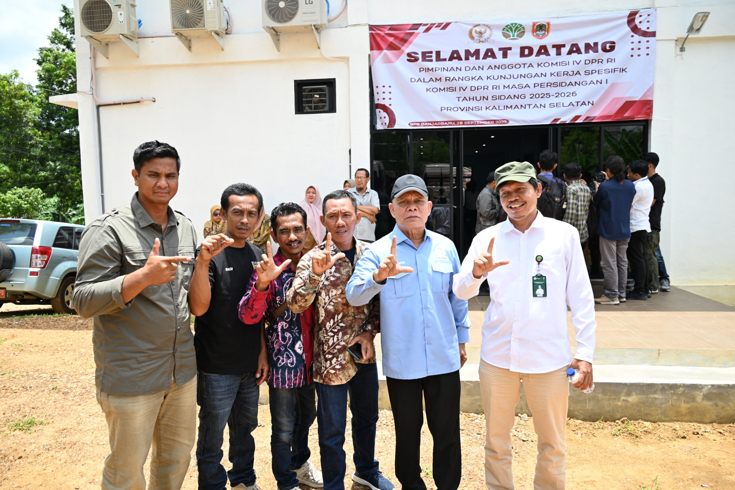 Anggota Komisi IV DPR RI, Sturman Panjaitan, dalam foto bersama usai melakukan kunjungan kerja spesifik ke Kalimantan Selatan, Senin (29/9/2025). Foto: Puntho/vel.