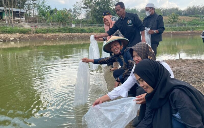 Anggota Komisi IV DPR RI Riyono menyerahkan bantuan 10 ribu bibit ikan kepada Badan Usaha Milik Desa (BUMDes) Terung, Kecamatan Panekan, Kabupaten Magetan, Jawa Timur, Minggu (12/10/2025). Foto : Ist/Andri.
