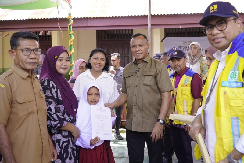 Anggota Komisi V DPR RI Irine Yusiana Roba Putri saat menyalurkan Beasiswa Program Indonesia Pintar (PIP) bagi 7.432 siswa se-Maluku Utara. Foto: Ist/vel.