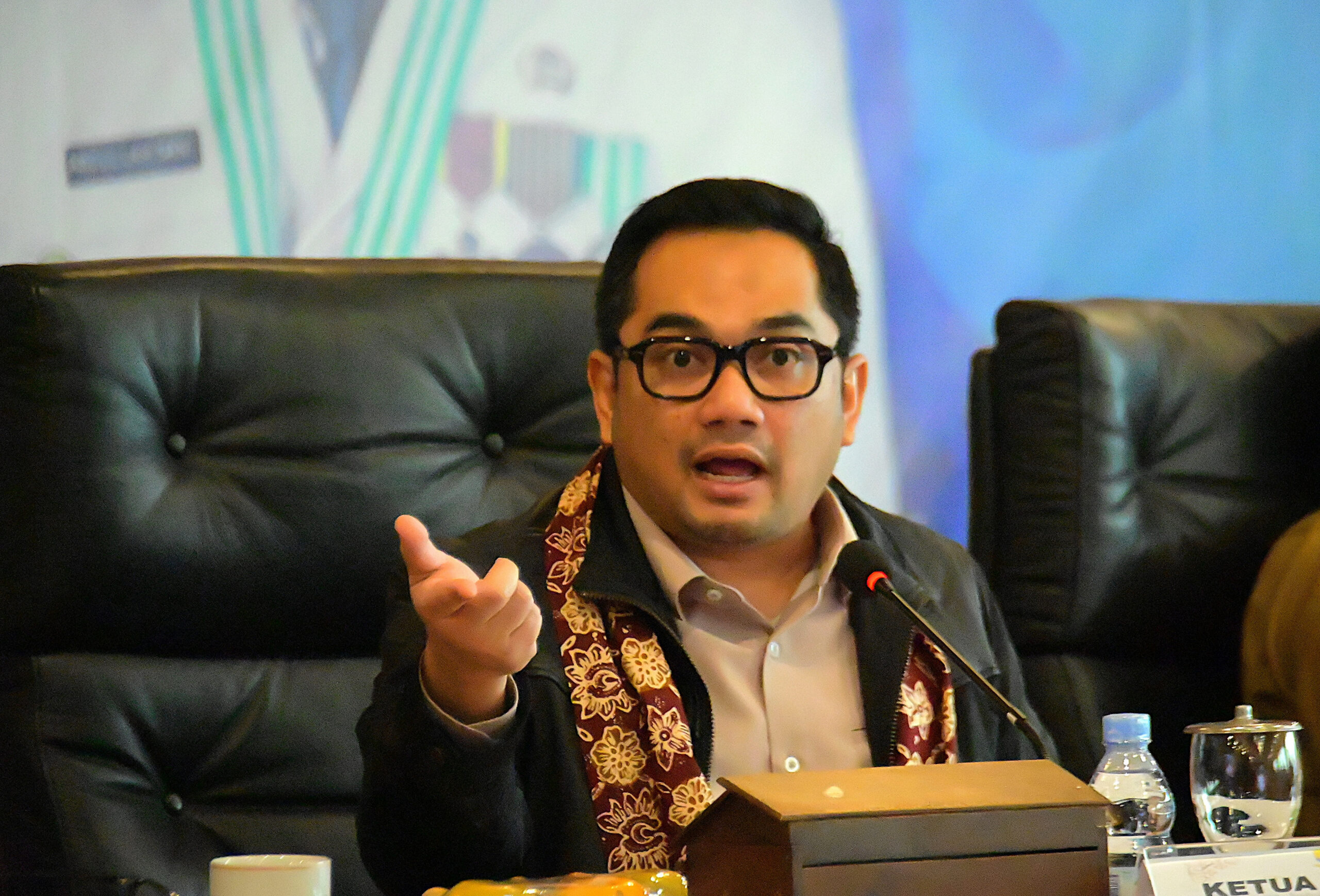 Ketua Komisi II DPR RI Rifqinizamy Karsayuda saat memimpin Kunjungan Kerja Spesifik Panja Pengawasan Penerimaan Negara Bukan Pajak (PNBP) Sektor Pertanahan di Kantor Gubernur Jambi, Provinsi Jambi, Senin (29/9/2025). Foto : Yoga/Andri.