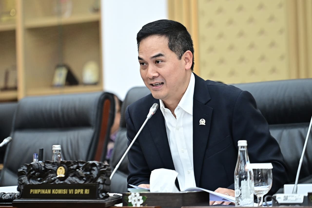 Wakil Ketua Komisi VI DPR RI Adisatrya Suryo Sulisto saat RDP dengan Kemendag, PT RNI, PTPN III, Perum Bulog, dan 11 perusahaan pemegang izin impor gula rafinasi di DPR, Jakarta, Rabu (1/10/2025). Foto : Farhan/Andri.