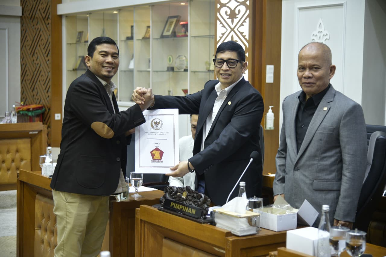 Ketua Baleg DPR RI Bob Hasan dalam Rapat Pleno Baleg DPR RI, menyetujui hasil harmonisasi RUU tentang Perubahan atas Undang-Undang Nomor 4 Tahun 2023 tentang PPSK untuk dibawa ke Rapat Paripurna. Foto: Munchen/vel