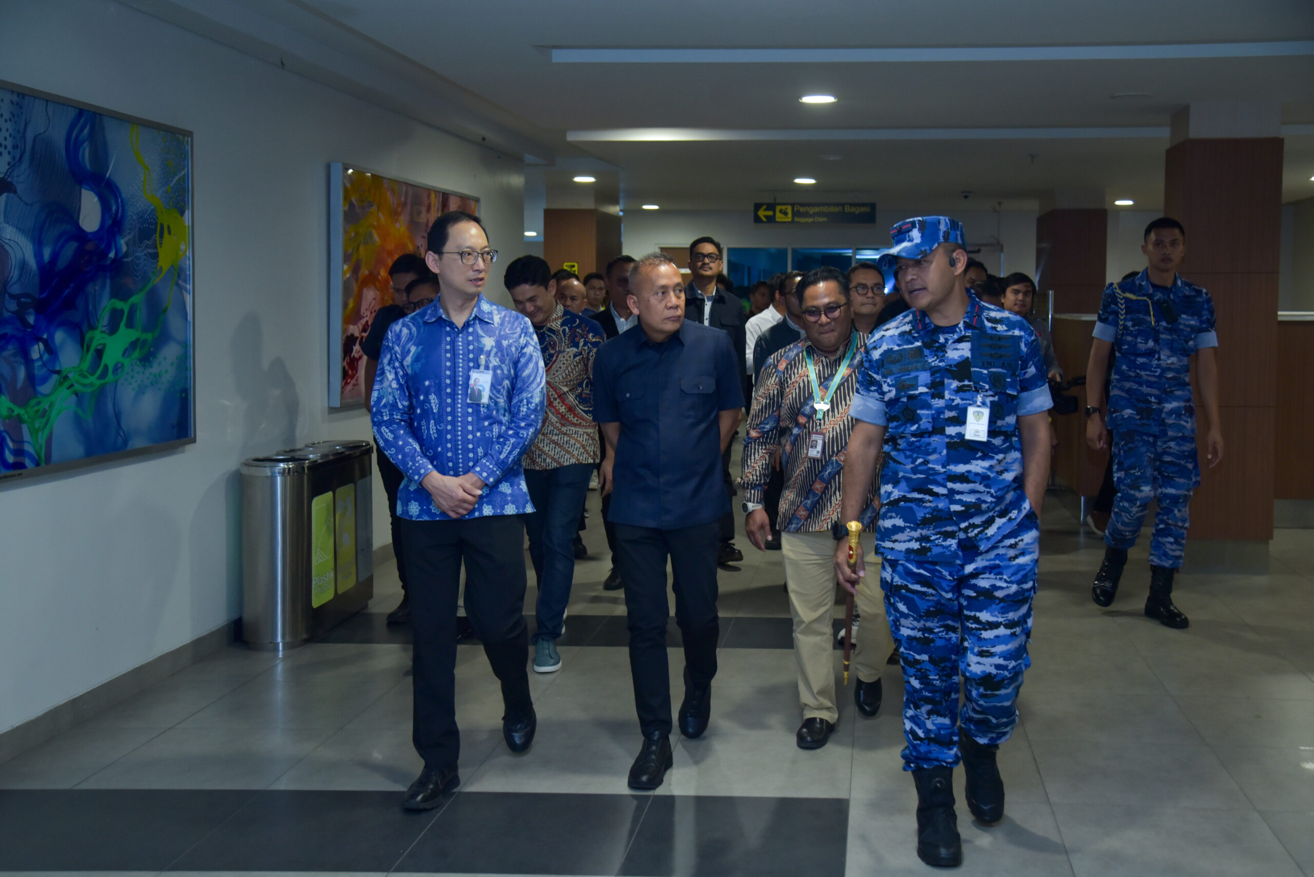 Wakil Ketua DPR RI bidang Korinbang, Saan Mustopa, saat meninjau bandara di Bandung, Jumat (3/10/2025). Foto: Eno/vel