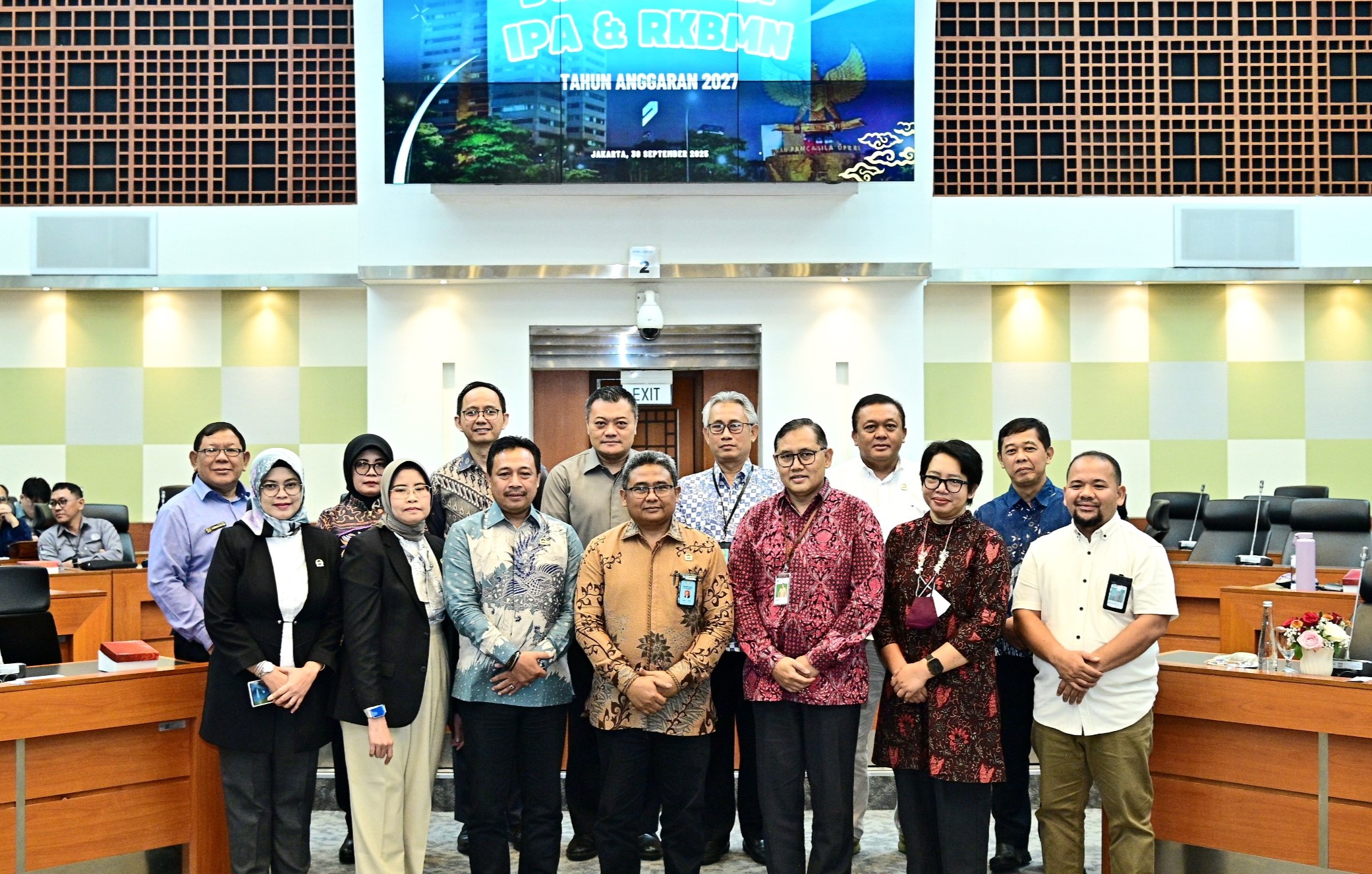 Deputi bidang Administrasi Setjen DPR RI, Rahmad Budiaji foto bersama usai membuka Sosialisasi IPA dan RKBMN Tahun Anggaran 2027 di ruang Banggar, Gedung Nusantara II, DPR RI, Senayan, Jakarta, Selasa (30/9/2025). Foto : Farhan/Andri.