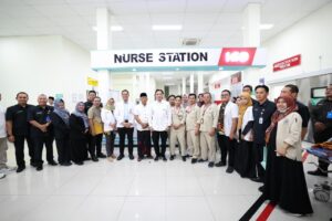 Anggota DPR RI, Edhie Baskoro Yudhoyono saat meninjau fasilitas dalam kunjungan kerja ke RSUD dr. Harjono Ponorogo. Foto: Ist/vel.