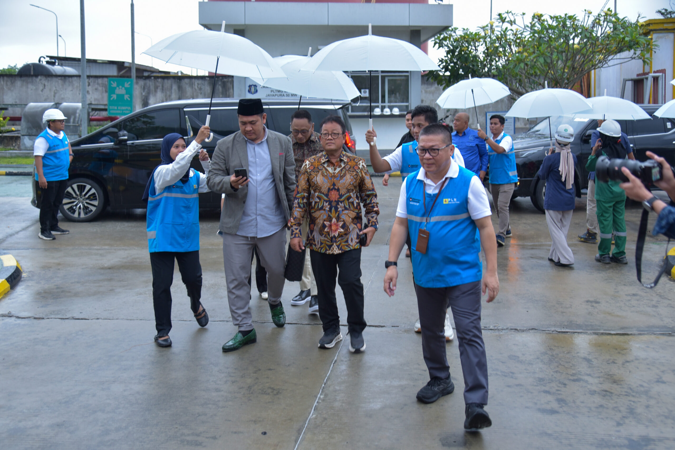 Ketua Tim Kunjungan Kerja Reses Komisi XII DPR RI Sugeng Suparwoto dalam agenda peninjauan ke fasilitas energi di Kantor PLN Jayapura, Papua, selasa (28/10/2025). Foto : Eno/Andri.