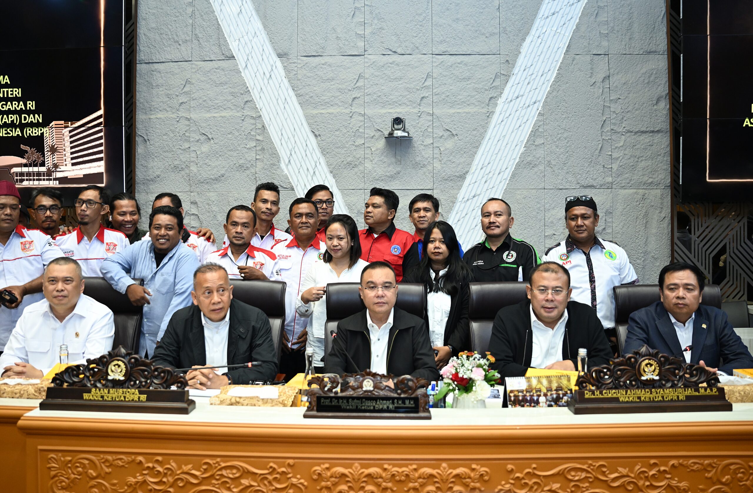 Wakil Ketua DPR Sufmi Dasco Ahmad bersama Wakil Ketua DPR Saan Mustopa dan Wakil Ketua DPR Cucun Ahmad Syamsurijal saat rapat dengan pemerintah dan Asosiasi Pengemudi Logistik Indonesia dan Asosiasi RBPI di DPR RI, Selasa (1/10/2025). Foto : Azka/Andri.