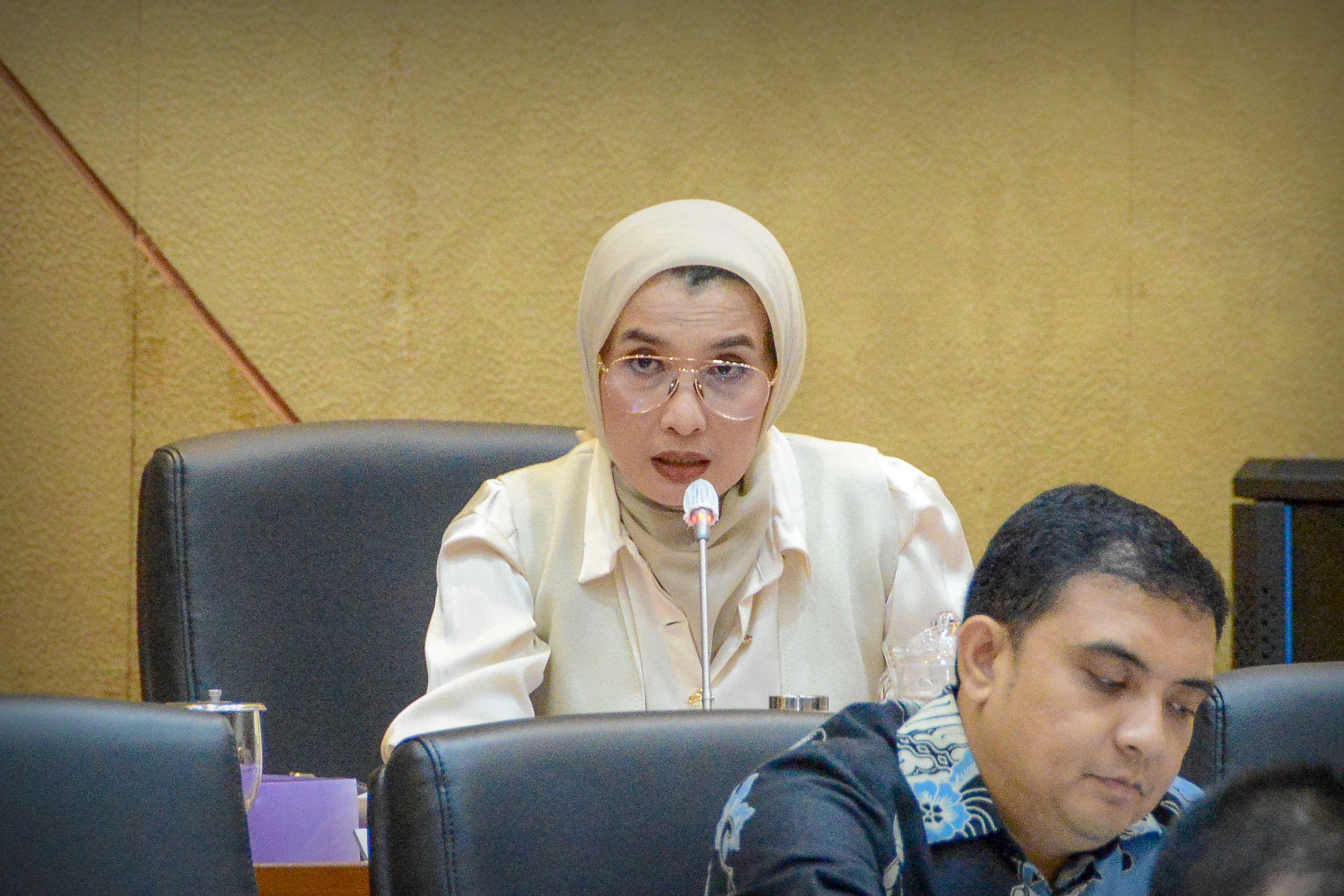 Anggota Komisi IX DPR RI, Arzeti Bilbina Setyawan, saat mengikuti rapat Panja tentang sistem manajemen data terpadu untuk monitoring eliminasi TB di Gedung Nusantara II, DPR RI, Senayan, Jakarta, Senin (29/9/2025). Foto: Mario/vel.