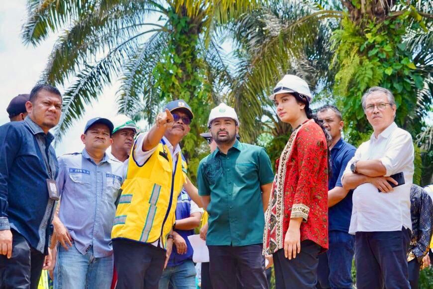 Anggota Komisi V DPR RI Zigo Rolanda saat meninjau pengendalian banjir Sungai Batanghari dan lokasi pembangunan DAM di Kecamatan Timpeh, Kabupaten Dharmasraya, Sumatera Barat, sabtu (11/10/2025). Foto : Ist/Andri.