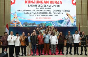 Ketua Baleg DPR RI Bob Hasan melakukan kunjungan kerja ke Kota Sorong, Provinsi Papua Barat Daya, dalam rangka penyusunan Rancangan Undang-Undang tentang Badan Pembinaan Ideologi Pancasila (RUU BPIP), Selasa (28/10/2025). Foto : Kiki/Andri.