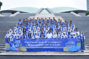 Wakil Ketua DPR RI Bidang Korkesra Cucun Ahmad Syamsurijal menerima ISLC, secara khusus ditujukan bagi 100 Ketua OSIS terpilih dari seluruh Indonesia di Gedung Parlemen, Jakarta, Rabu (29/10/2025). Foto : Munchen/Andri.