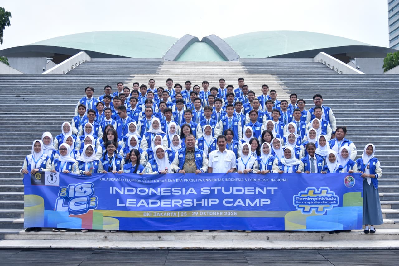 Wakil Ketua DPR RI Bidang Korkesra Cucun Ahmad Syamsurijal menerima ISLC, secara khusus ditujukan bagi 100 Ketua OSIS terpilih dari seluruh Indonesia di Gedung Parlemen, Jakarta, Rabu (29/10/2025). Foto : Munchen/Andri.