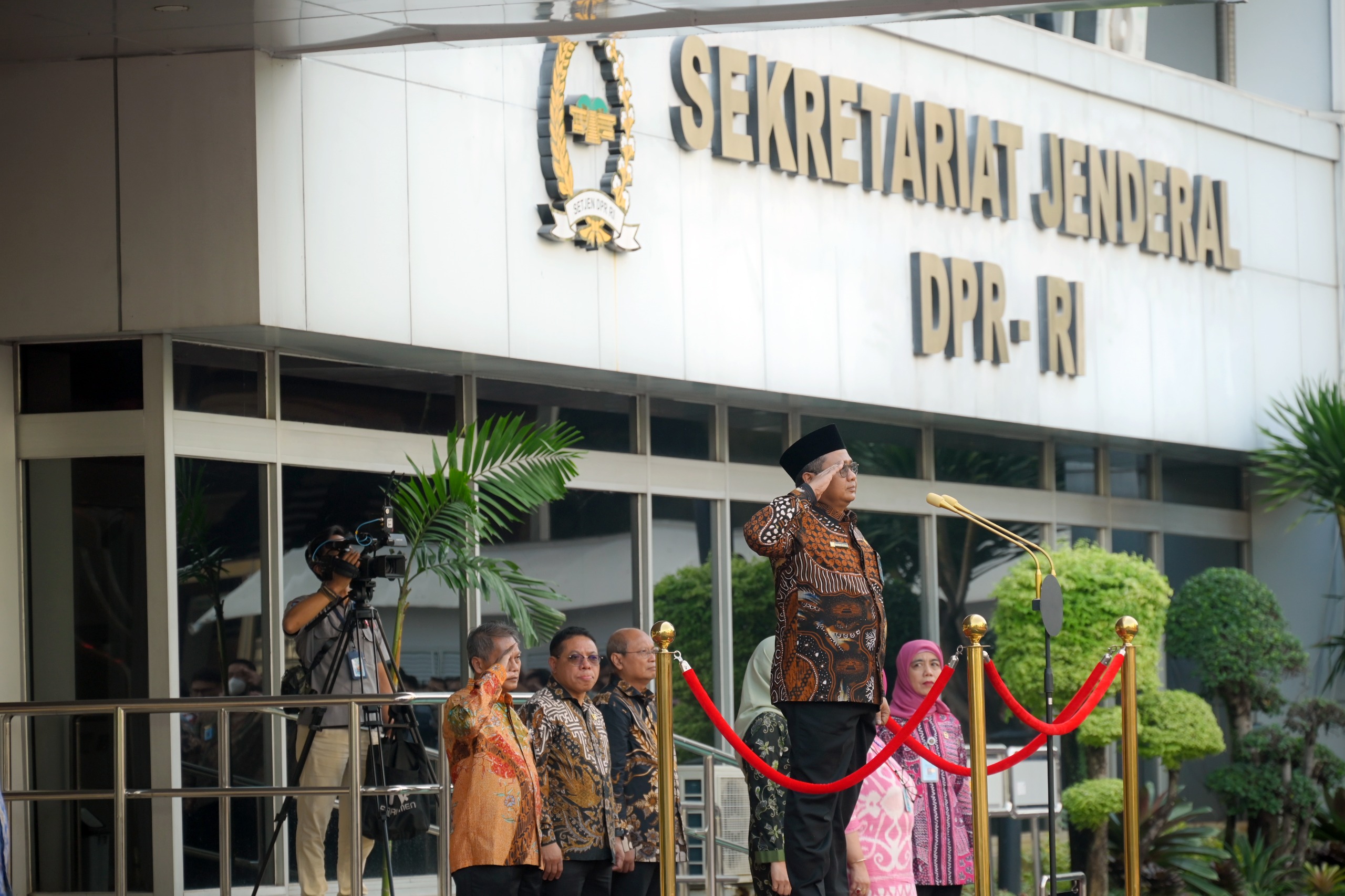 Deputi Bidang Administrasi Sekretariat Jenderal (Setjen) DPR RI, Rahmad Budiaji saat Upacara peringatan Hari Kesaktian Pancasila di Kompleks Parlemen, Senayan, Jakarta, Rabu (1/10/2025). Foto: Tari/vel.