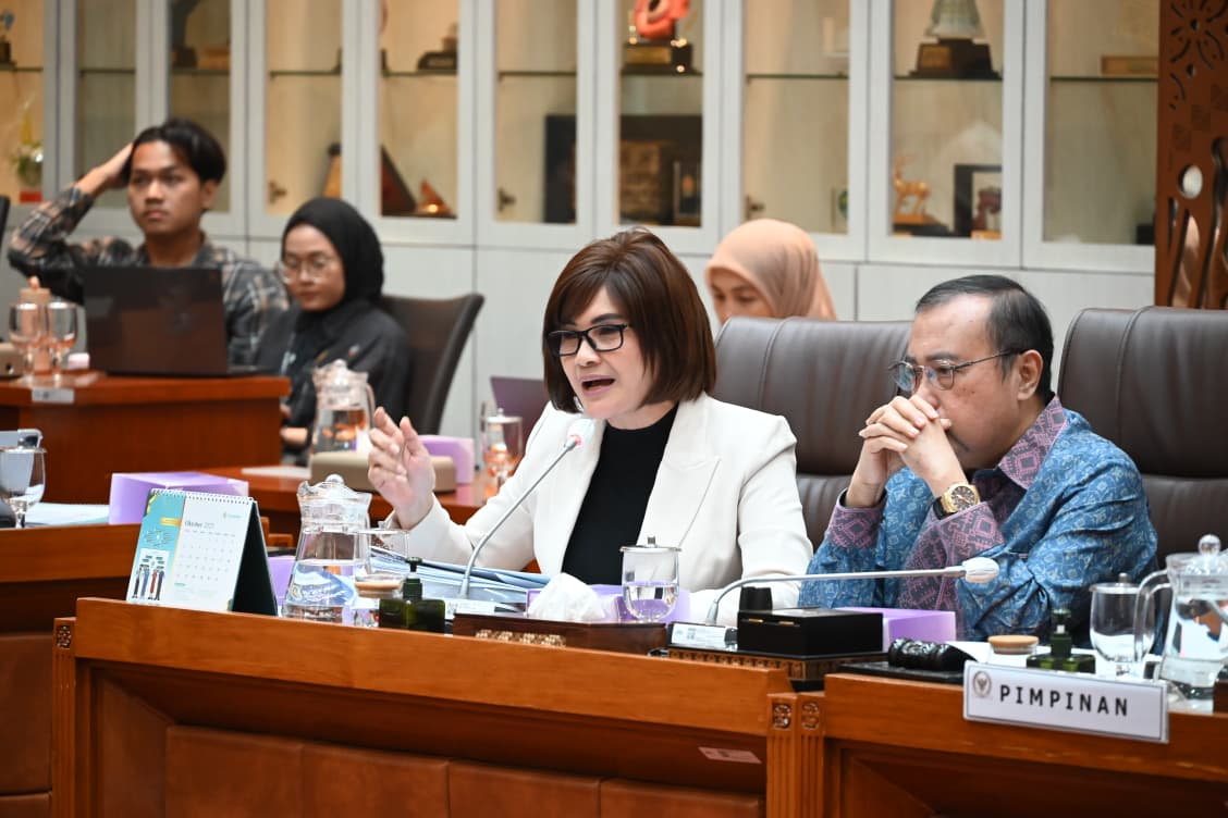 Ketua Komisi IX DPR RI Felly Estelita Runtuwene saat memimpin rapat terkait penanganan kasus Program MBG di Gedung Nusantara II, Senayan, Jakarta, Rabu (1/10/2025). Foto: Mares/vel