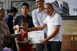 Wakil Ketua DPR RI Saan Mustopa saat menyalurkan bantuan Program Indonesia Pintar (PIP) kepada 155 siswa SDN Cinangka di Purwakarta, Jawa Barat, Sabtu (11/10/2025). Foto: Ist/vel.