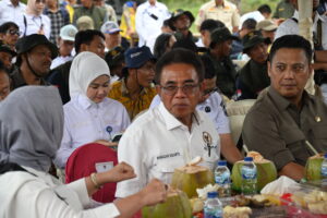 Wakil Ketua Komisi IV DPR RI Panggah Susanto dalam peninjauan lapangan gabungan DPR ke Kabupaten Banyuasin, Sumatera Selatan, Rabu (15/10/2025). Foto: Saum/vel.