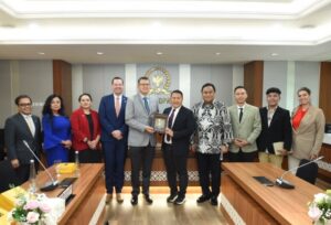 Ketua Badan Kerja Sama Antar-Parlemen (BKSAP) DPR RI, Mardani Ali Sera bertukar cinderamata usai menerima delegasi parlemen Arizona di Ruang Delegasi, Gedung Nusantara, DPR RI, Senin (20/10/2025). Foto : Jaka/Andri.
