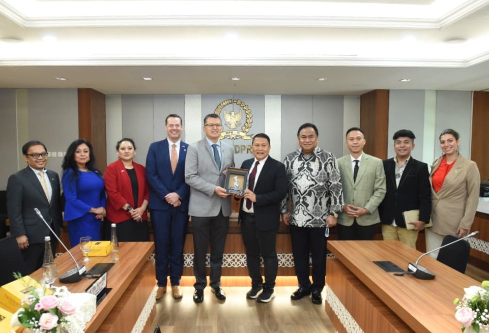 Ketua Badan Kerja Sama Antar-Parlemen (BKSAP) DPR RI, Mardani Ali Sera bertukar cinderamata usai menerima delegasi parlemen Arizona di Ruang Delegasi, Gedung Nusantara, DPR RI, Senin (20/10/2025). Foto : Jaka/Andri.