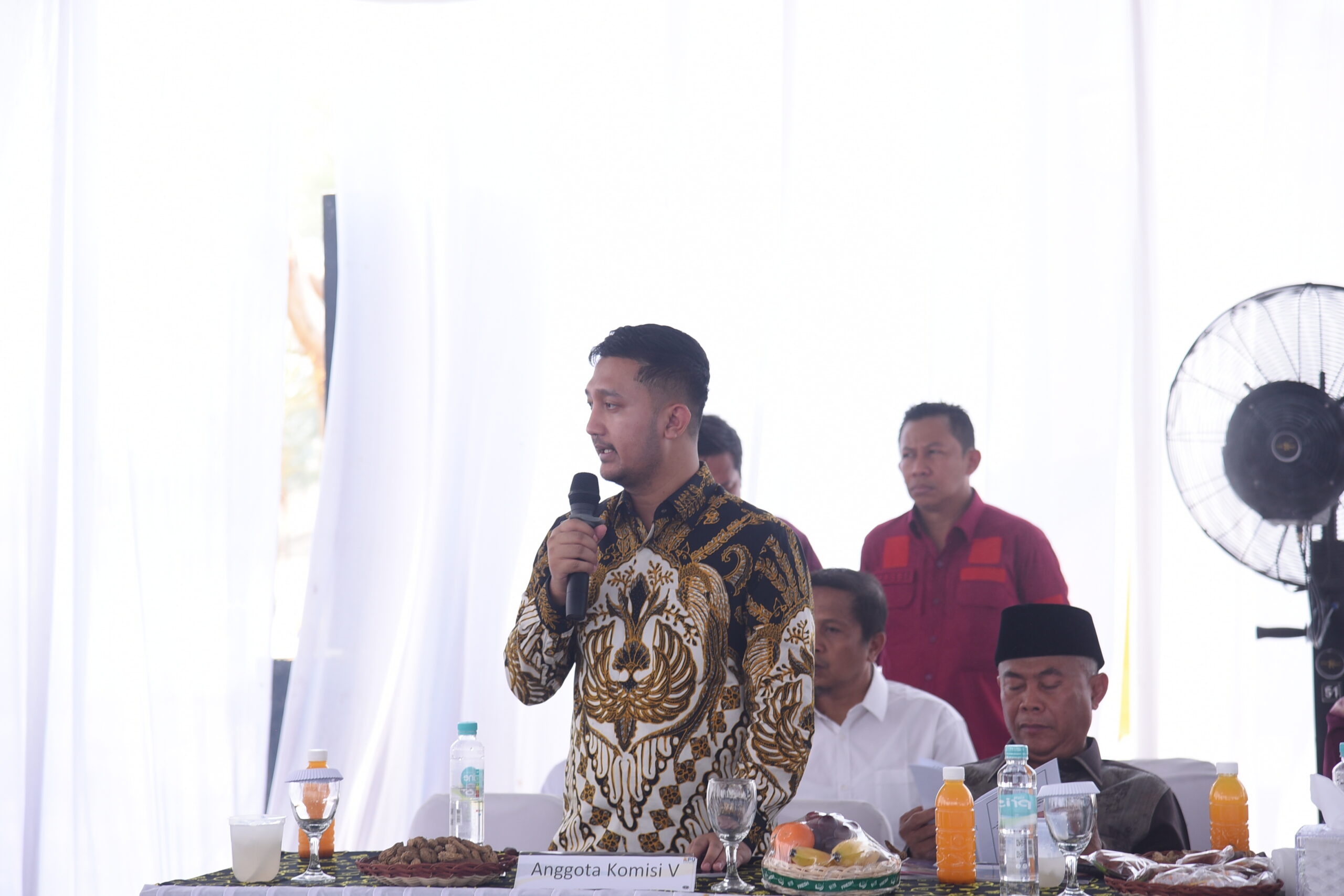 Anggota Komisi V DPR RI, Arizal Tom Liwafa, saat pertemuan Tim Kunjungan Kerja Spesifik (Kunsfik) Komisi V DPR RI dengan Pemkab Sidoarjo serta kementerian PU beserta jajaran, Sidoarjo, Jawa Timur, senin (29/9/2025). Foto: Arief/vel.