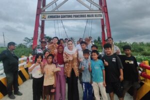 Anggota Komisi V DPR RI Novita Wijayanti foto bersama dengan warga setempat usai meresmikan Jembatan Gantung Pancimas Maju Jelita di Desa Ujung Gagak, Kecamatan Kampung Laut, Kabupaten Cilacap. Foto: Ist/vel.