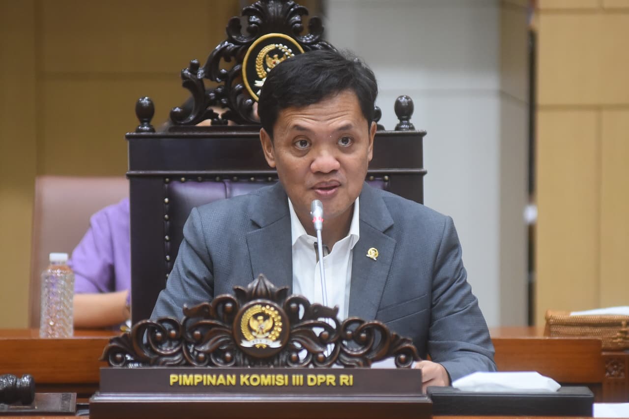 Ketua Komisi III DPR RI, Habiburokhman saat saat memimpin RDPU di Gedung Nusantara II, Senayan, Jakarta, Rabu (15/10/2025). Foto: Dep/vel.