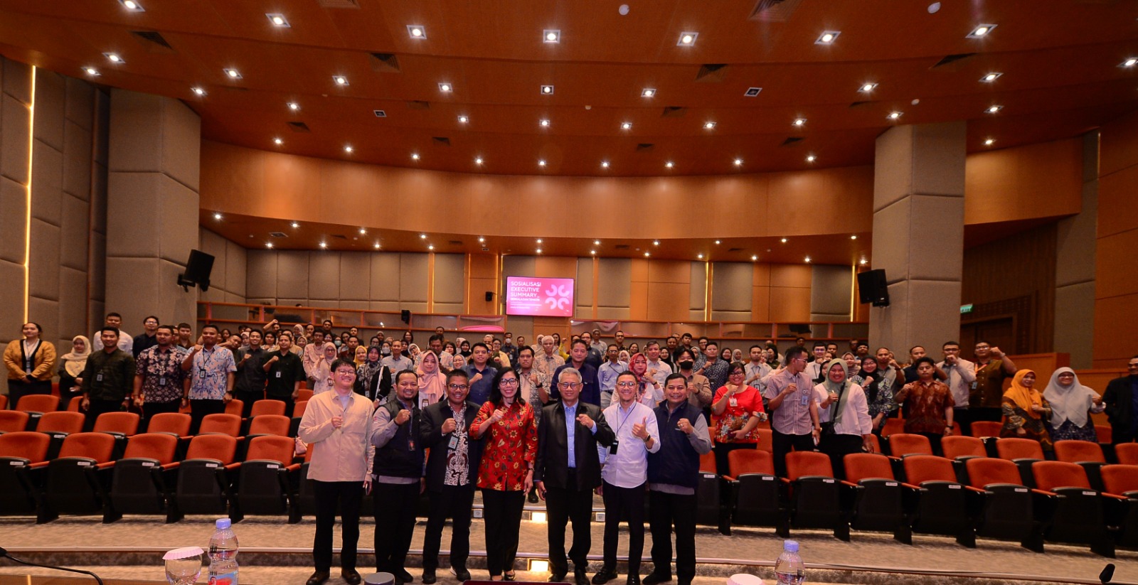 Foto Bersama usai kegiatan Sosialisasi Executive Summary Berkala dan Tematik yang diselenggarakan Biro Pemberitaan Parlemen Sekretariat Jenderal DPR RI di Ruang Abdul Muis. Foto: Mahendra/vel.