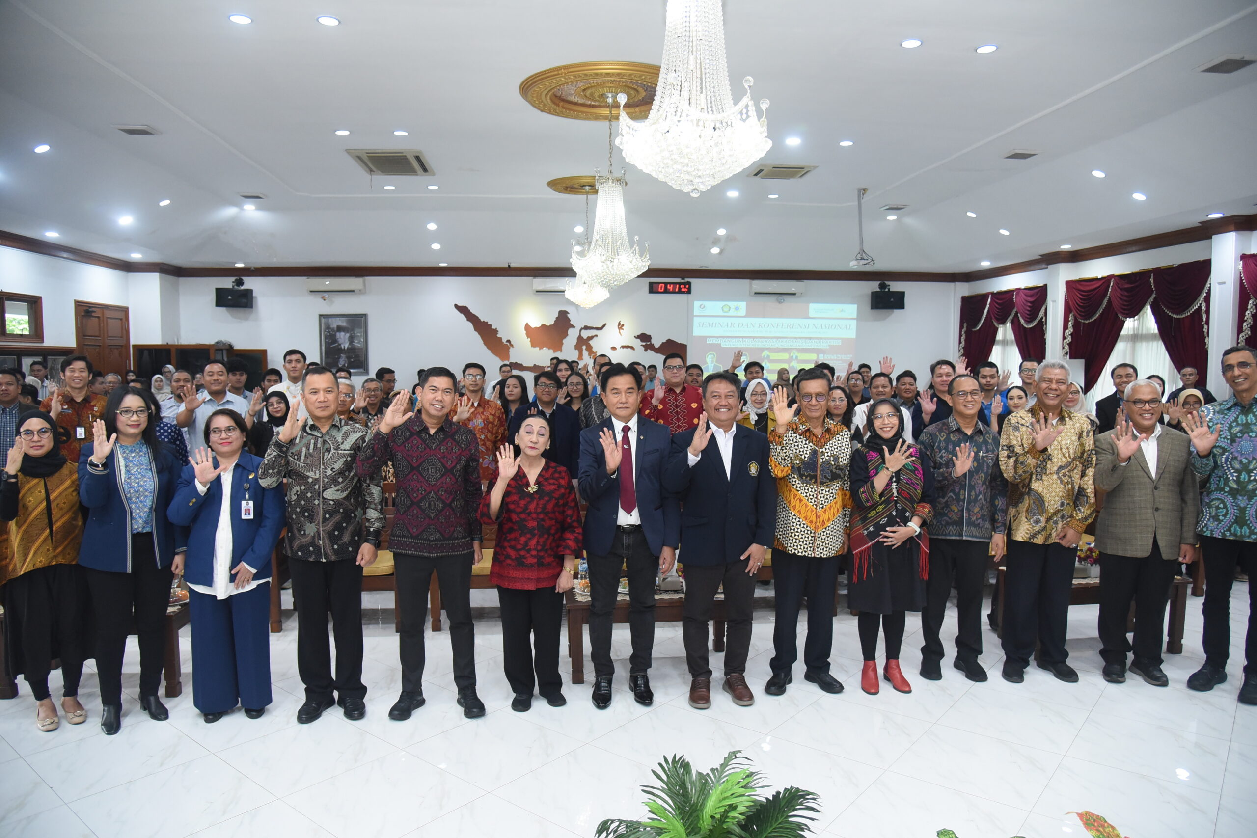 Kepala Badan Keahlian Setjen DPR RI, Bayu Dwi Anggono, dalam foto bersama usai Seminar Nasional dan Konferensi Nasional ASIPPER di Fakultas Hukum Universitas Pancasila, Jakarta, Kamis (23/10/2025). Foto: Arief/vel.