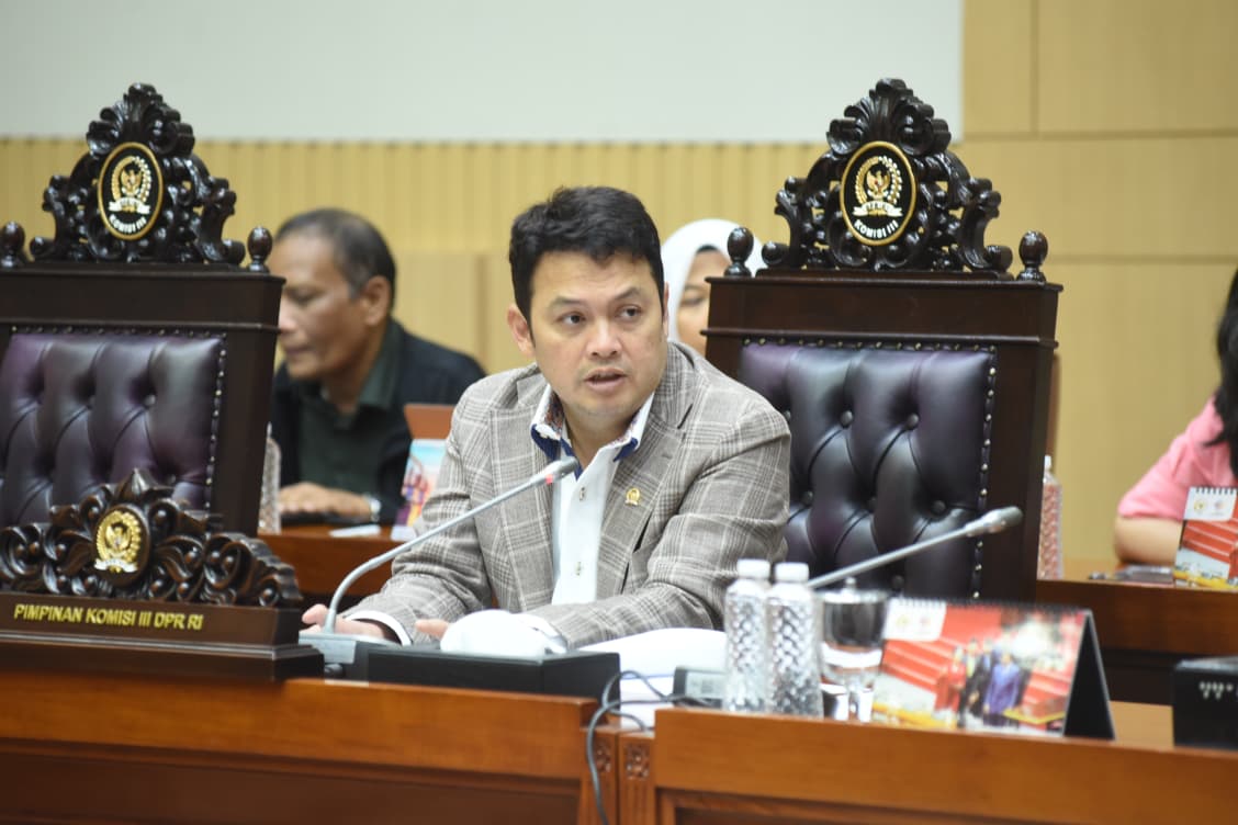 Wakil Ketua Komisi III DPR RI Dede Indra Permana Soediro saat memimpin RDPU dengan Kuasa Hukum dan Korban Pelanggaran Transaksi Perbankan oleh Maybank Indonesia. Foto: Jaka/vel.
