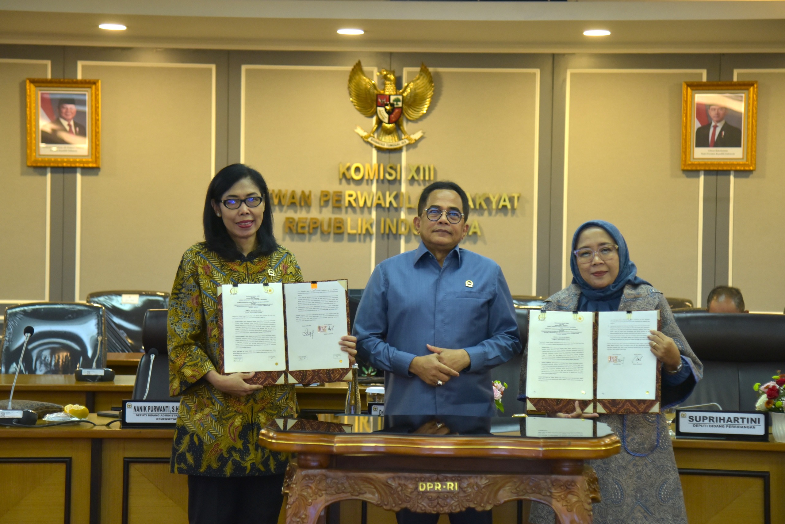 Deputi Persidangan Setjen DPR RI Suprihartini saat Setjen DPR RI dengan Setneg melakukan penandatanganan nota kesepahaman (MoU) terkait aplikasi kendali administrasi pejabat negara. di Gedung DPR, Selasa (14/10/2025). Foto : Geral/Andri.