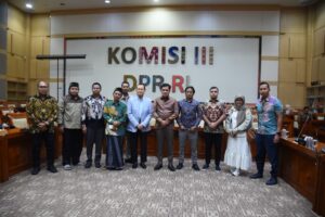 Ketua Komisi III DPR RI Habiburokhman saat menerima aspirasi dari perwakilan warga Muslim Cluster Vasana dan Neo Vasana, di Ruang Rapat Komisi III. Foto: Dep/vel.