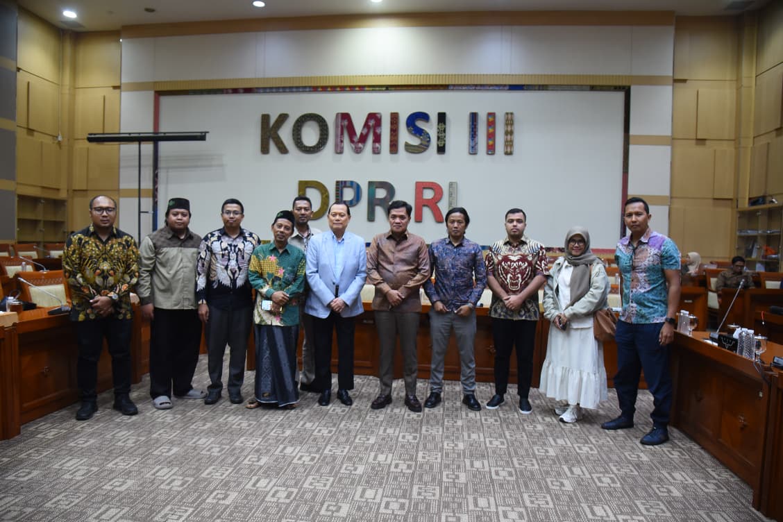 Ketua Komisi III DPR RI Habiburokhman saat menerima aspirasi dari perwakilan warga Muslim Cluster Vasana dan Neo Vasana, di Ruang Rapat Komisi III. Foto: Dep/vel.