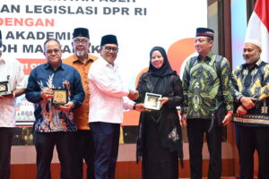 Anggota Baleg DPR RI Muslim Ayub memberikan cinderamata usai mendengar aspirasi dari Gubernur Aceh di Banda Aceh, Provinsi Aceh, Selasa (21/10/2025). Foto: Galuh/vel.