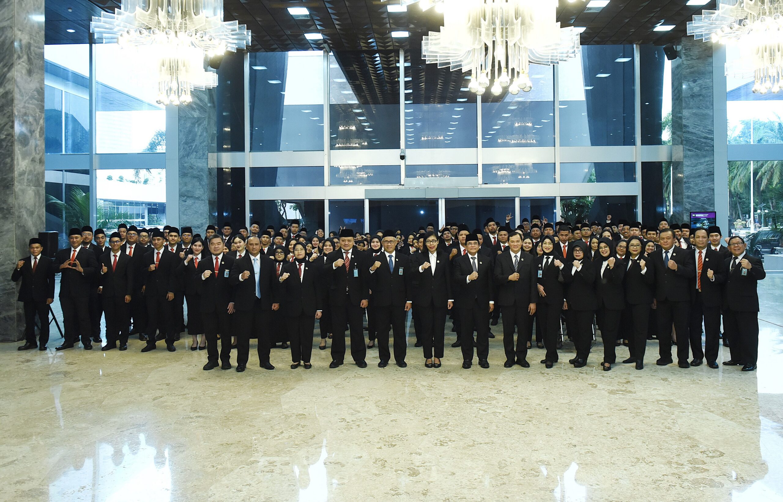 Sekretaris Jenderal DPR RI Indra Iskandar foto bersama usai melantik 140 PPPK Tahap II di lingkungan Setjen DPR RI di Gedung Nusantara IV, Senayan, Jakarta, Rabu (1/10/2025). Foto : Farhan/Andri.