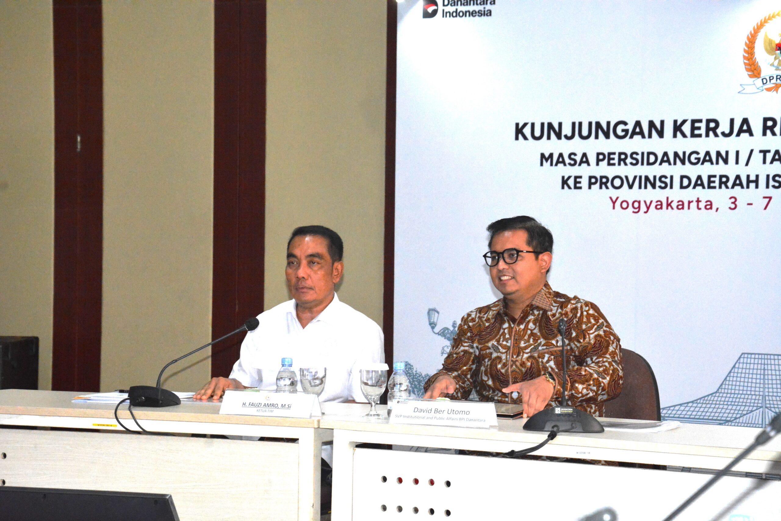 Ketua Tim Kunjungan Kerja Komisi XI DPR RI, Fauzi H. Amro saat memimpin pertemuan dengan Pertamina Patra Niaga di Yogyakarta, Jumat (3/10/2025). Foto: Ayu/vel